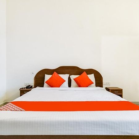 Capital O 23129 Chelsea Palace Hotel Khadzsuráhó Kültér fotó