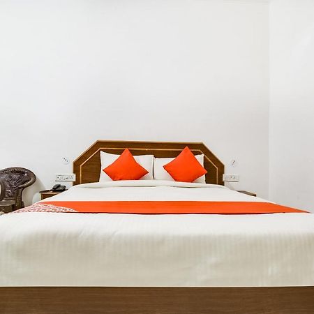 Capital O 23129 Chelsea Palace Hotel Khadzsuráhó Kültér fotó