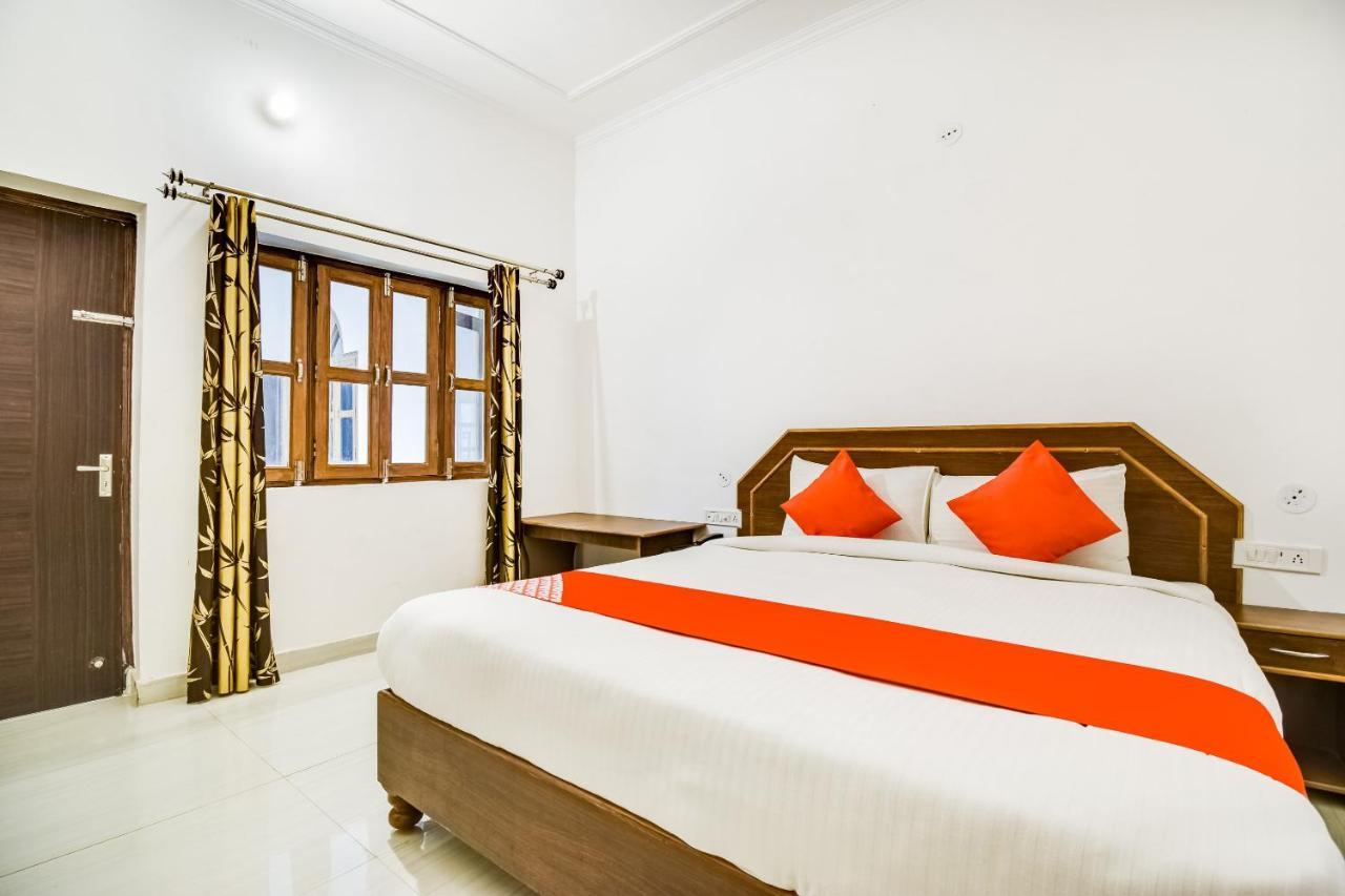Capital O 23129 Chelsea Palace Hotel Khadzsuráhó Kültér fotó