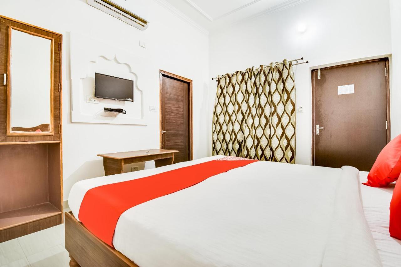 Capital O 23129 Chelsea Palace Hotel Khadzsuráhó Kültér fotó