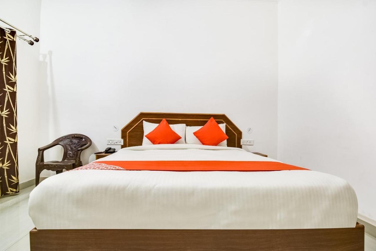 Capital O 23129 Chelsea Palace Hotel Khadzsuráhó Kültér fotó