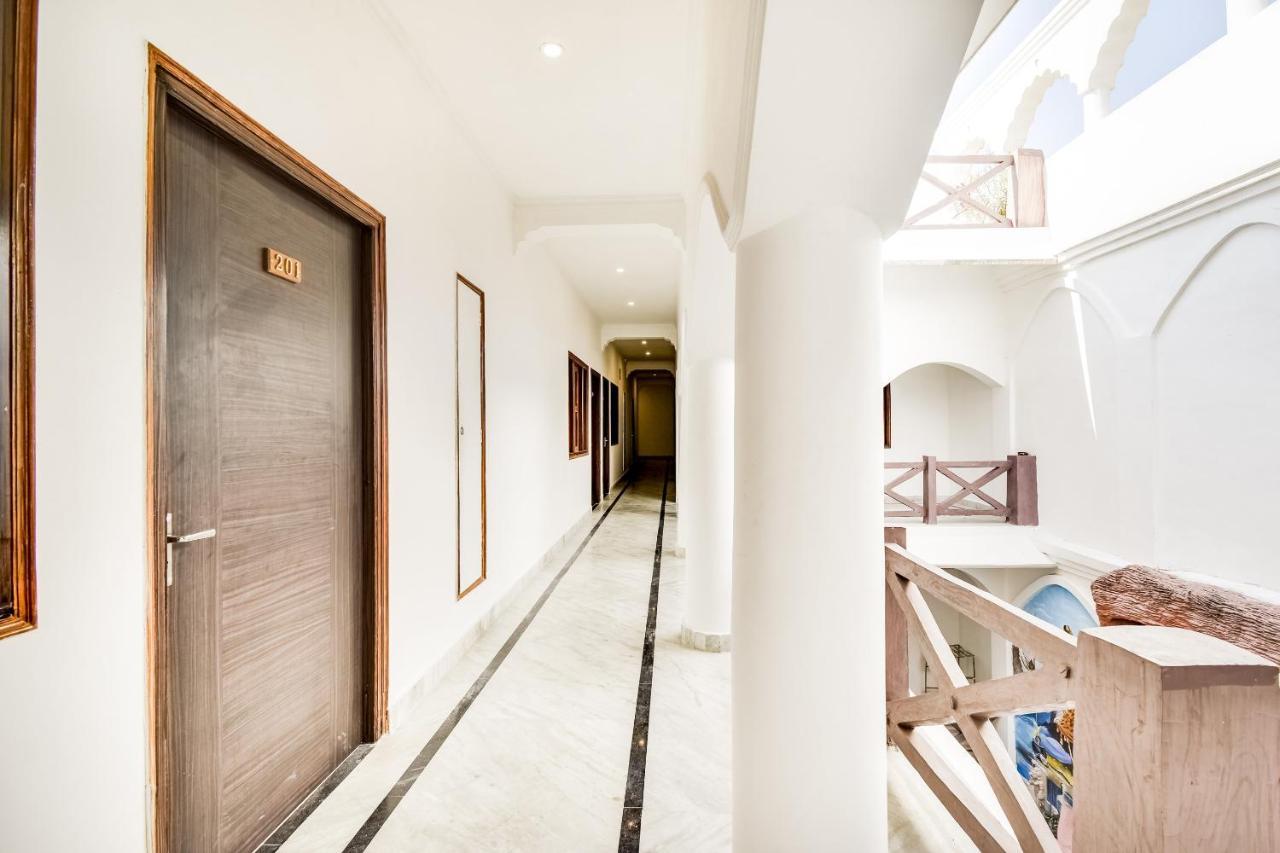 Capital O 23129 Chelsea Palace Hotel Khadzsuráhó Kültér fotó