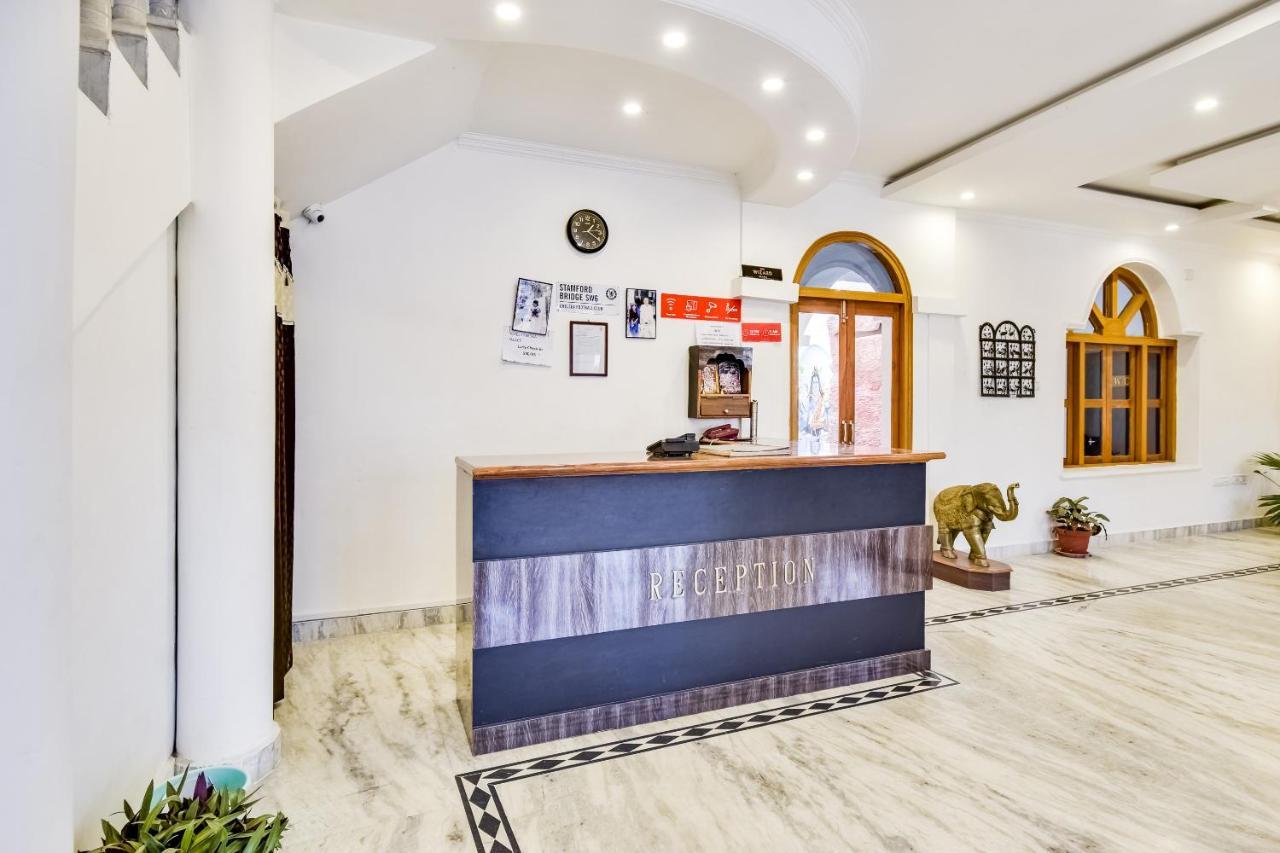 Capital O 23129 Chelsea Palace Hotel Khadzsuráhó Kültér fotó