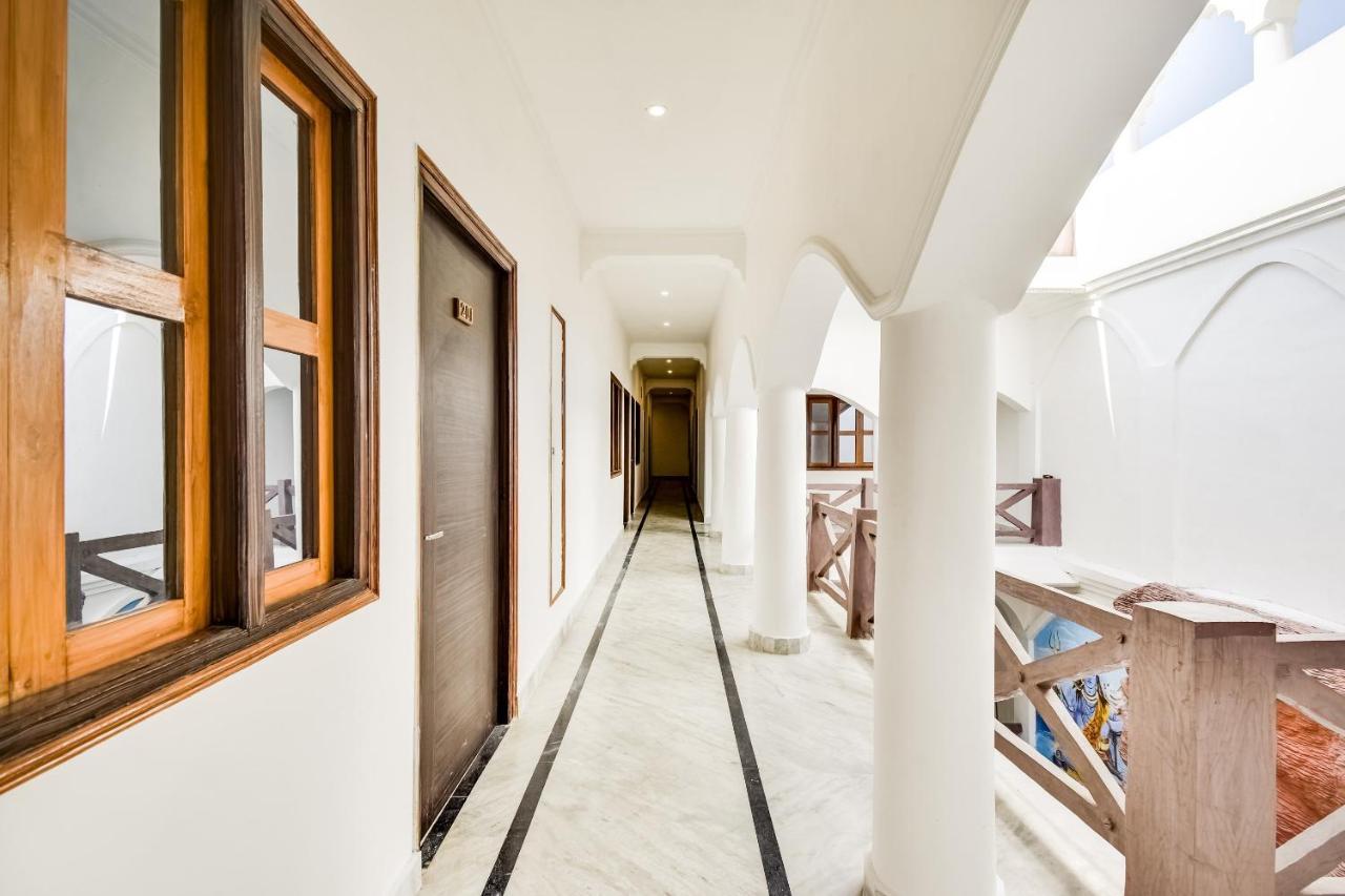 Capital O 23129 Chelsea Palace Hotel Khadzsuráhó Kültér fotó