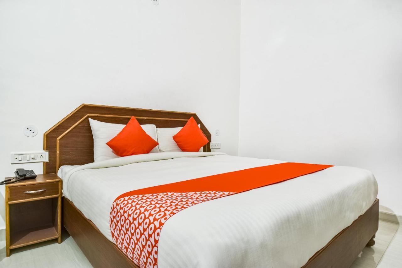 Capital O 23129 Chelsea Palace Hotel Khadzsuráhó Kültér fotó